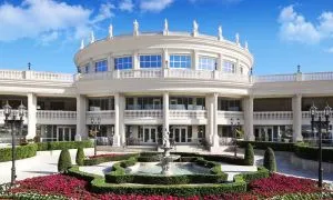 Resort của Trump cung cấp phòng cho gần 300 thợ điện ứng phó bão Milton