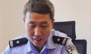 Cảnh sát 11 năm đóng giả con trai quá cố của cặp vợ chồng xa lạ