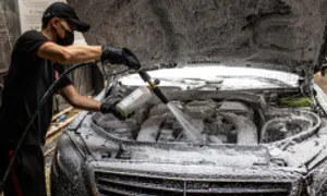 Có nên tự rửa khoang máy ôtô?